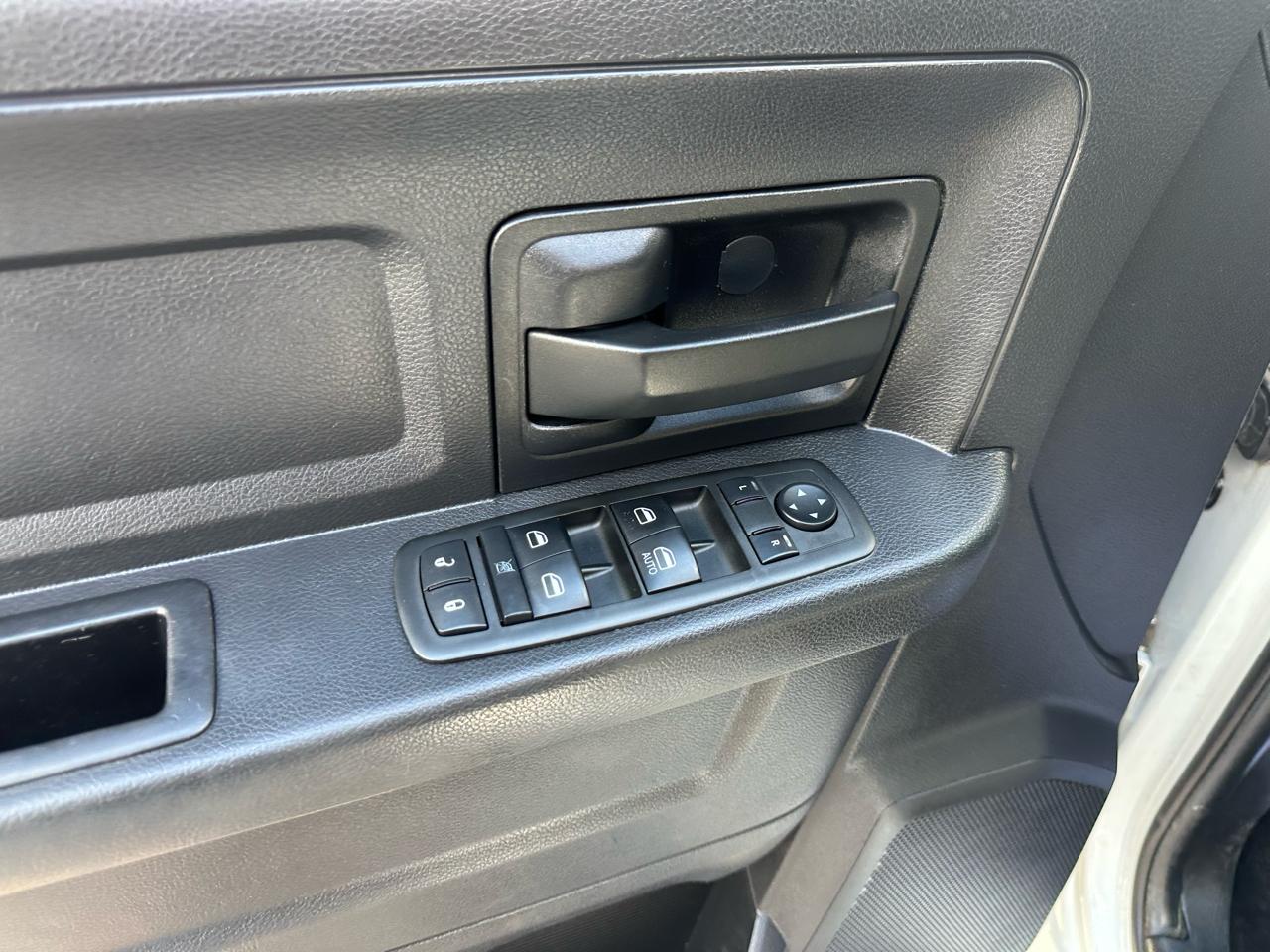 RAM 1500 4WD Crew Cab 140.5" Express 2014