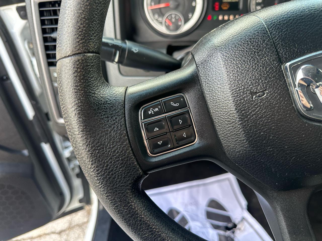 RAM 1500 4WD Crew Cab 140.5" Express 2014