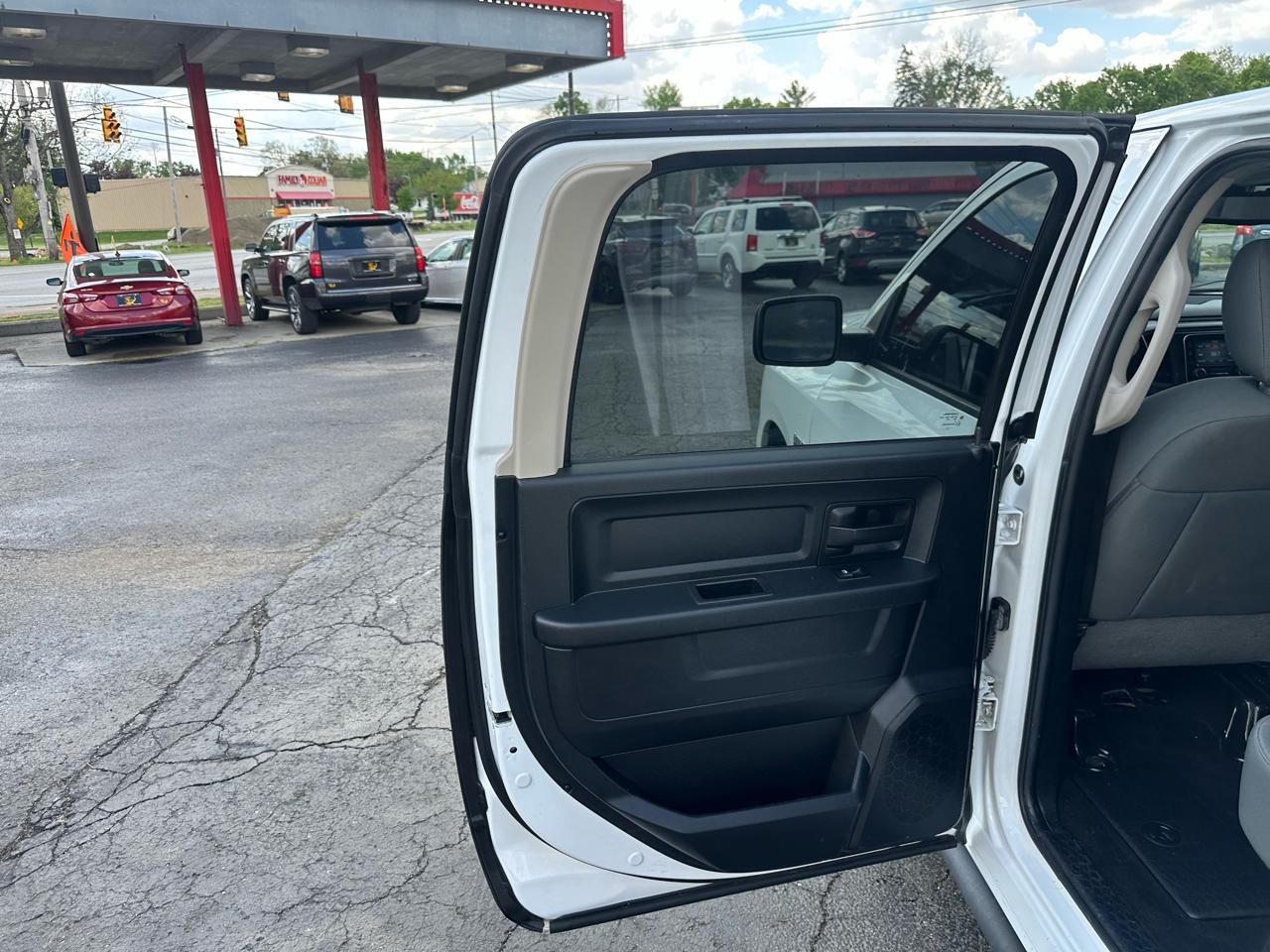 RAM 1500 4WD Crew Cab 140.5" Express 2014