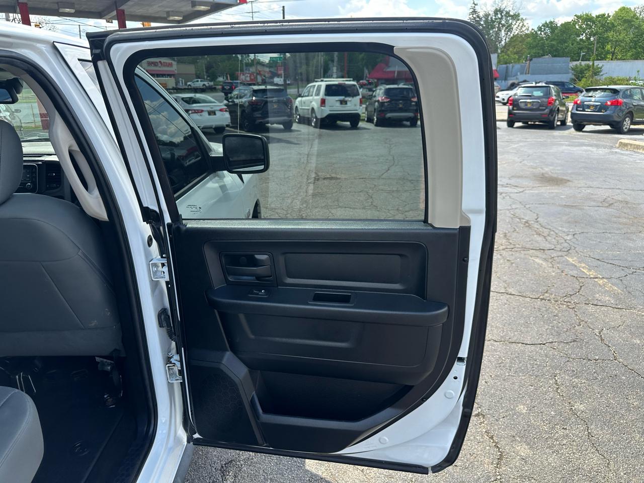 RAM 1500 4WD Crew Cab 140.5" Express 2014