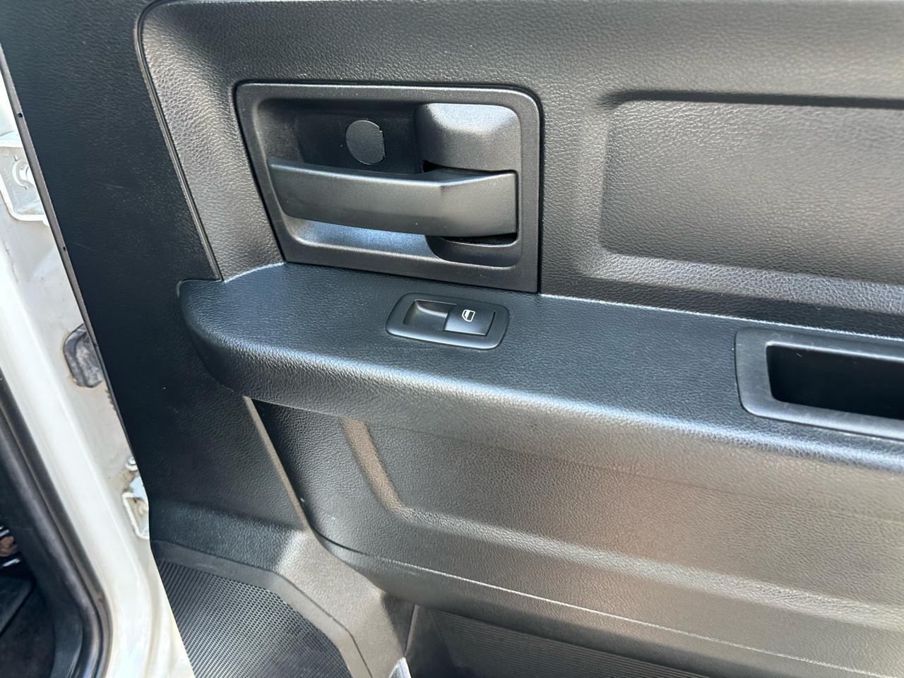 RAM 1500 4WD Crew Cab 140.5" Express 2014