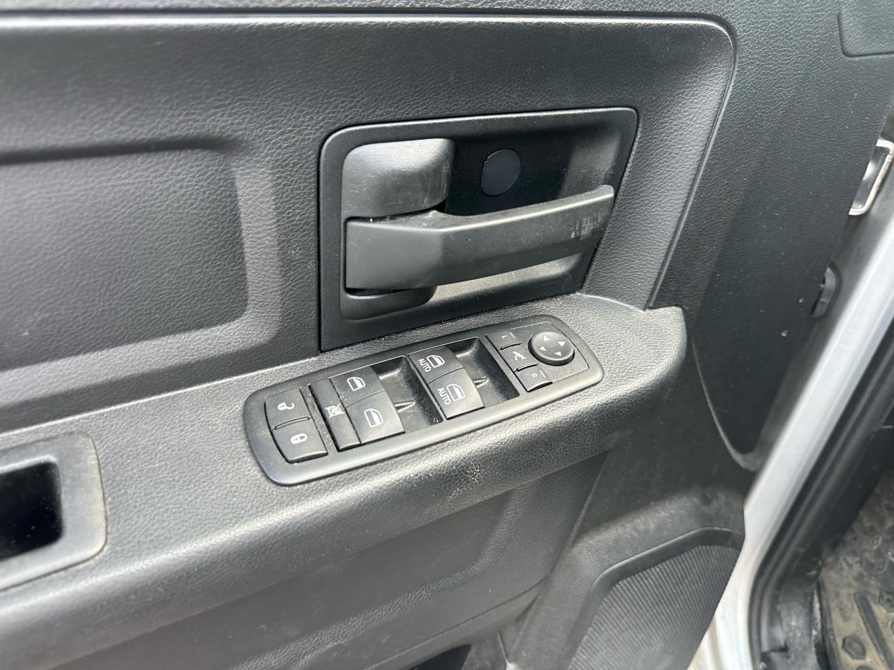 RAM 1500 4WD Crew Cab 140.5" Express 2015