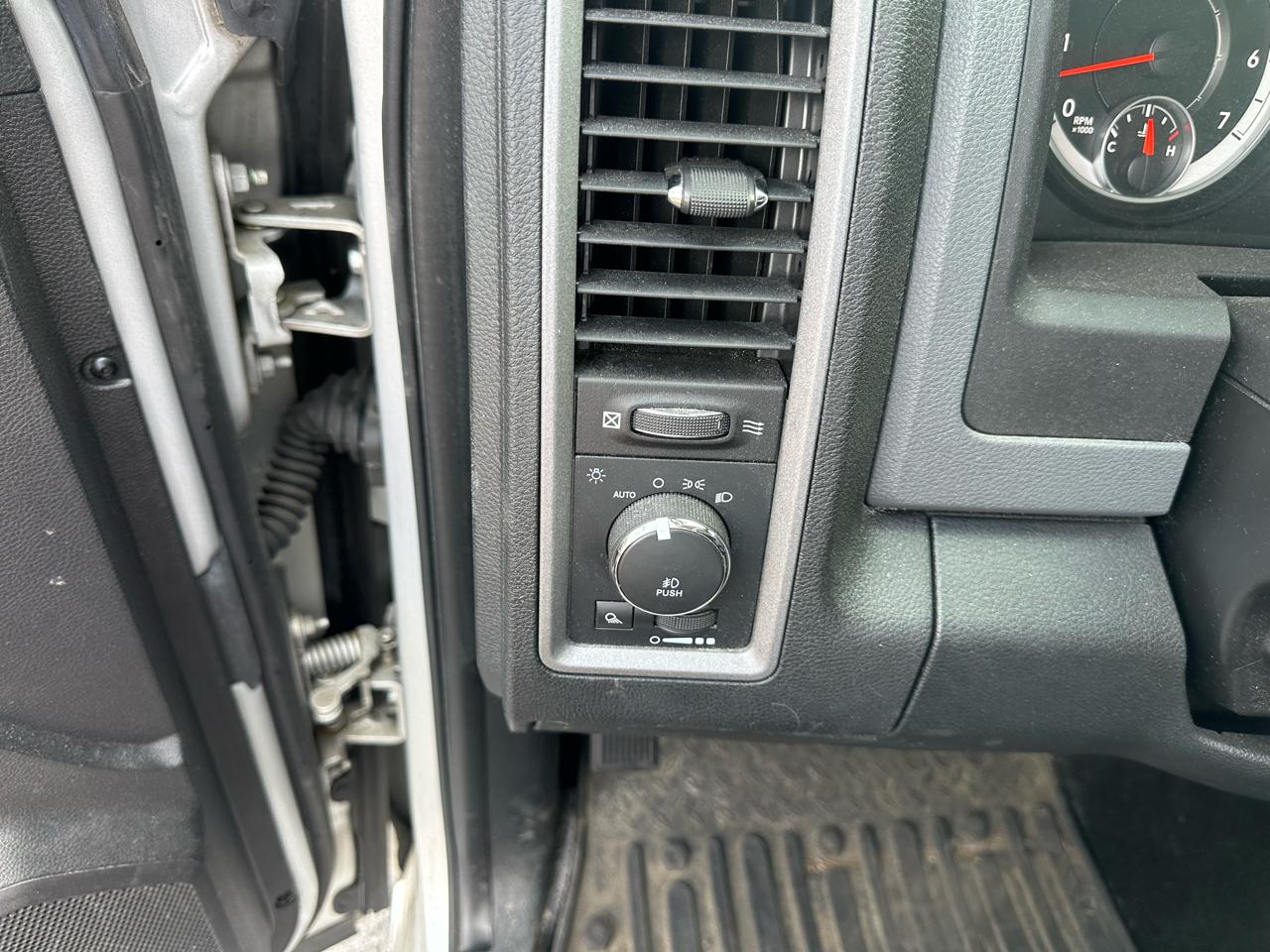 RAM 1500 4WD Crew Cab 140.5" Express 2015