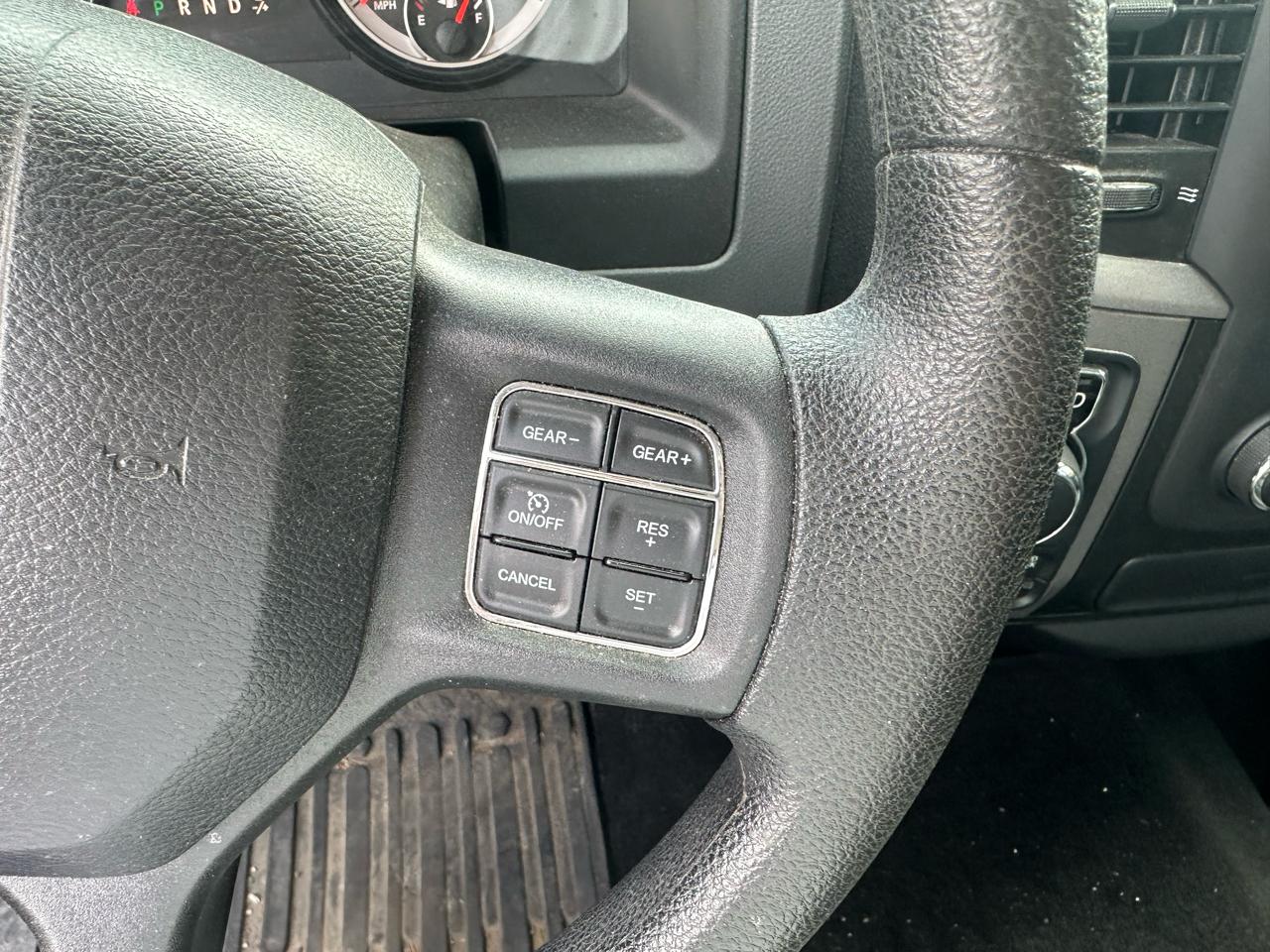 RAM 1500 4WD Crew Cab 140.5" Express 2015