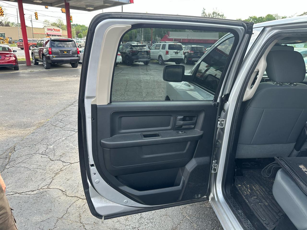 RAM 1500 4WD Crew Cab 140.5" Express 2015