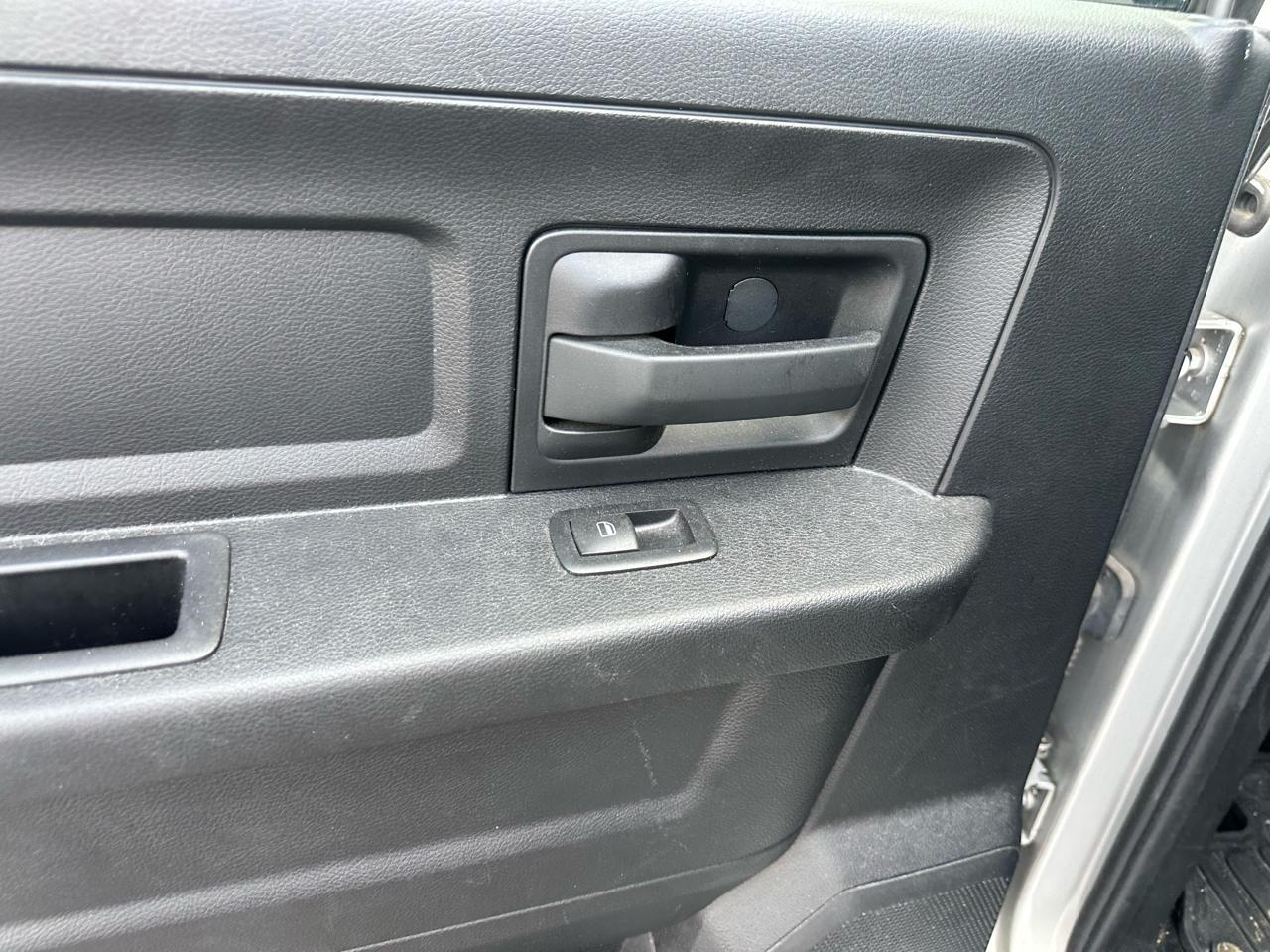 RAM 1500 4WD Crew Cab 140.5" Express 2015