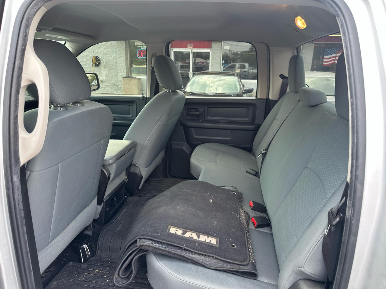 RAM 1500 4WD Crew Cab 140.5" Express 2015