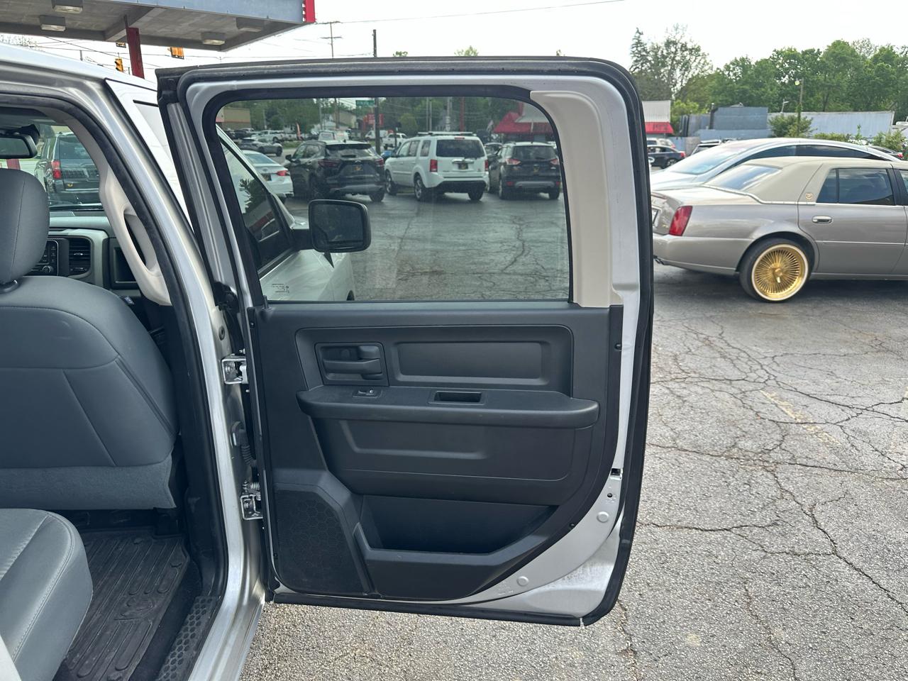 RAM 1500 4WD Crew Cab 140.5" Express 2015