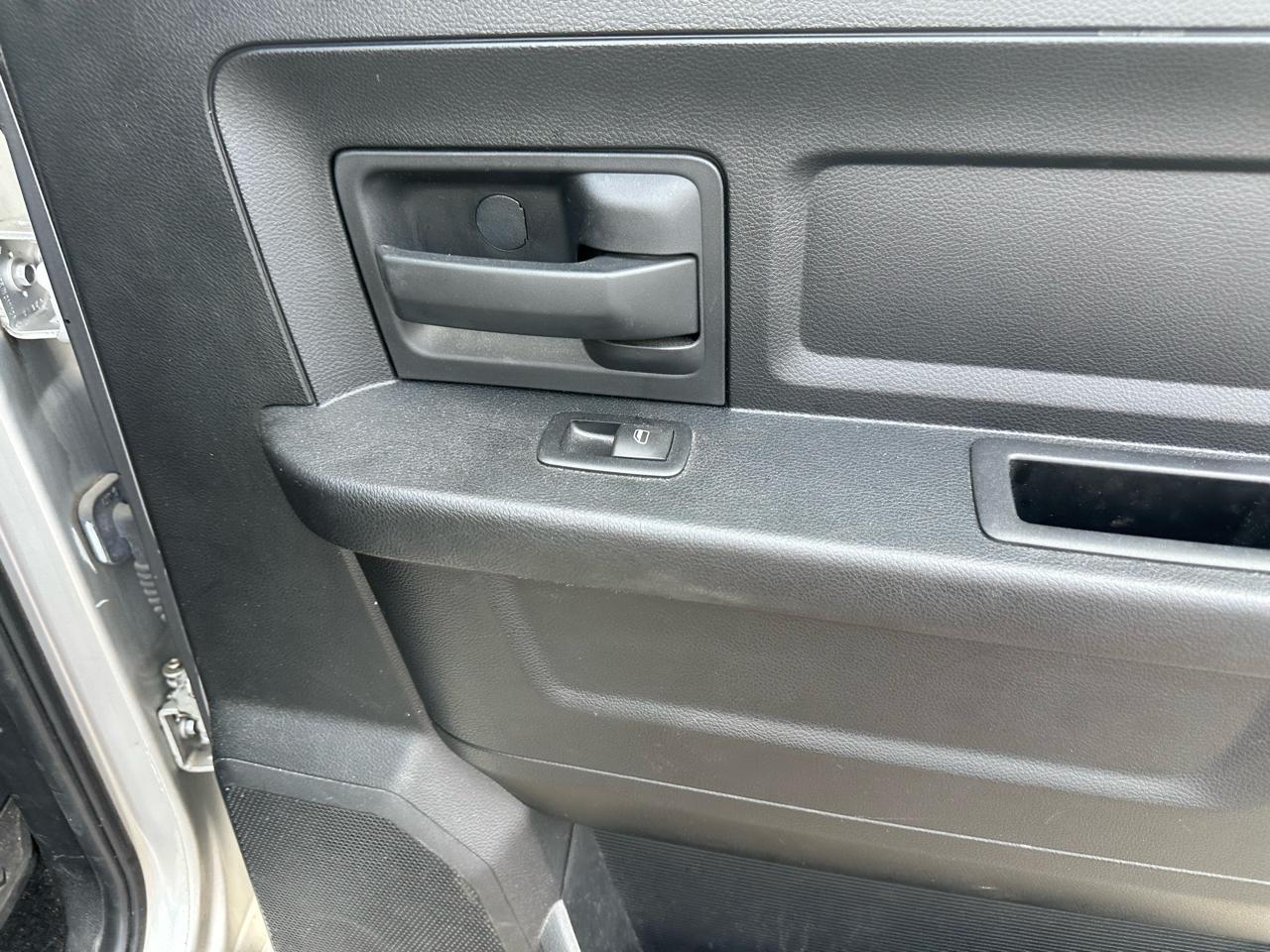 RAM 1500 4WD Crew Cab 140.5" Express 2015