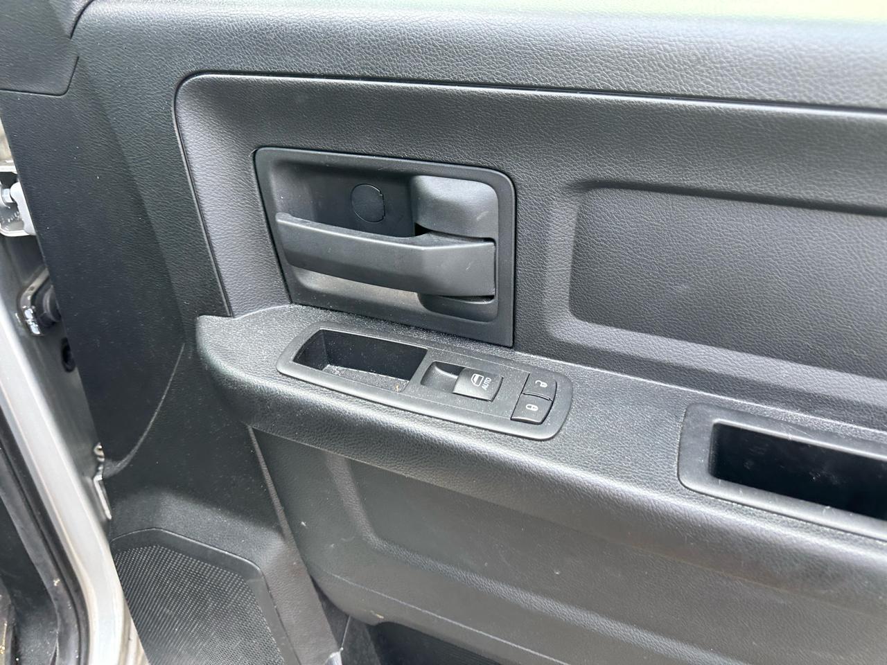 RAM 1500 4WD Crew Cab 140.5" Express 2015