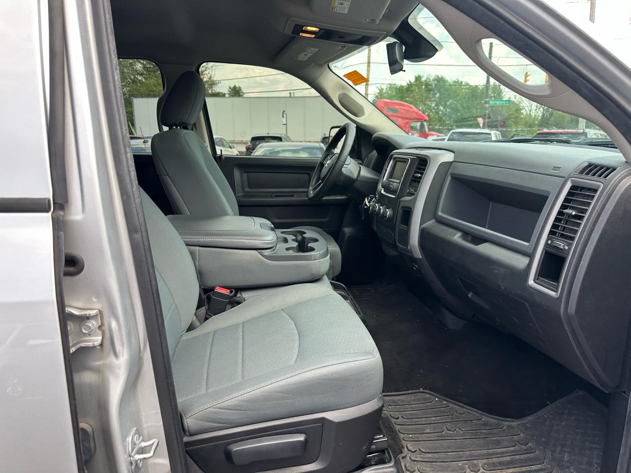 RAM 1500 4WD Crew Cab 140.5" Express 2015