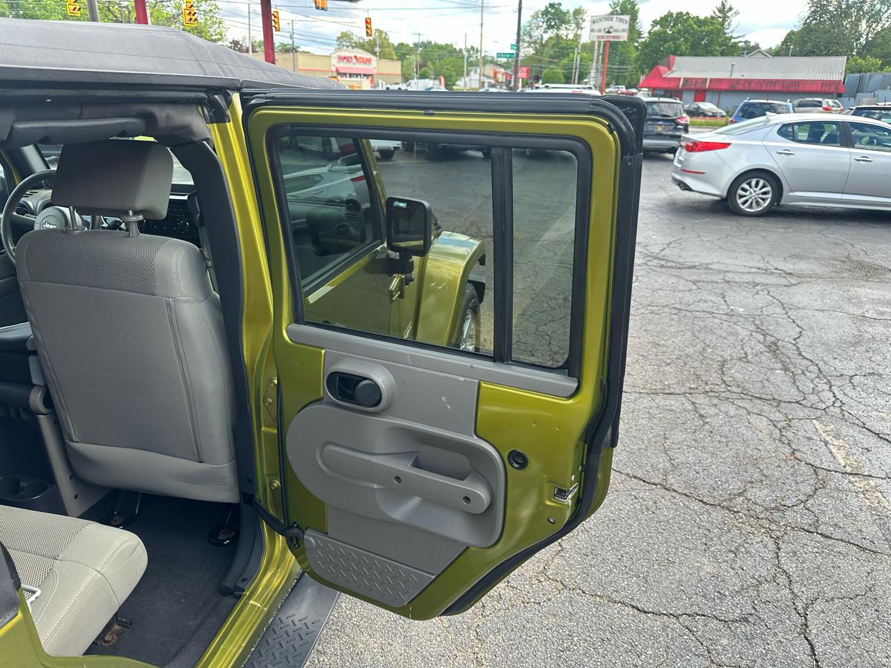 Jeep Wrangler 4WD 4dr Unlimited Sahara 2007