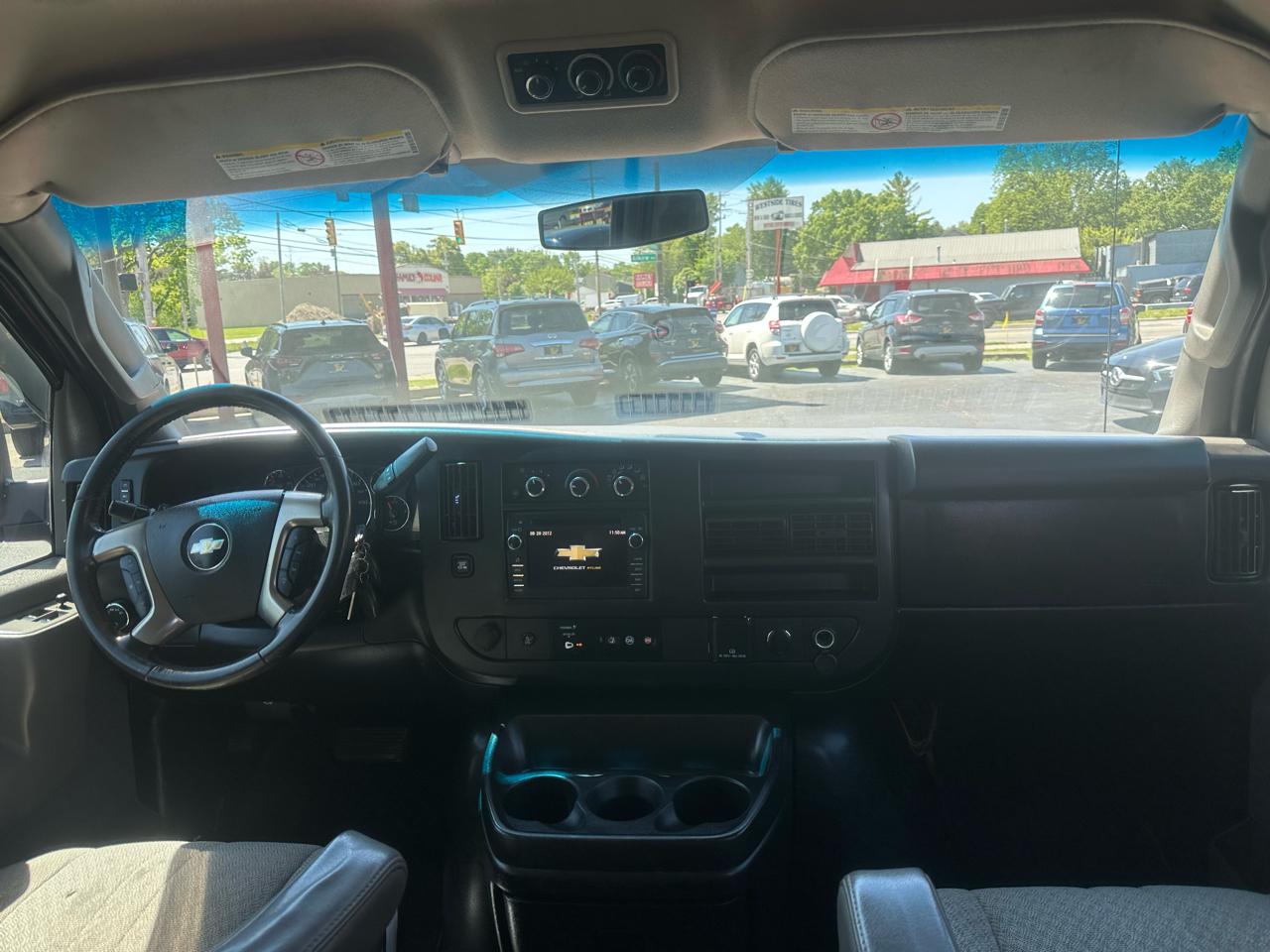 Chevrolet Express Passenger RWD 3500 135" LT w/1LT 2017