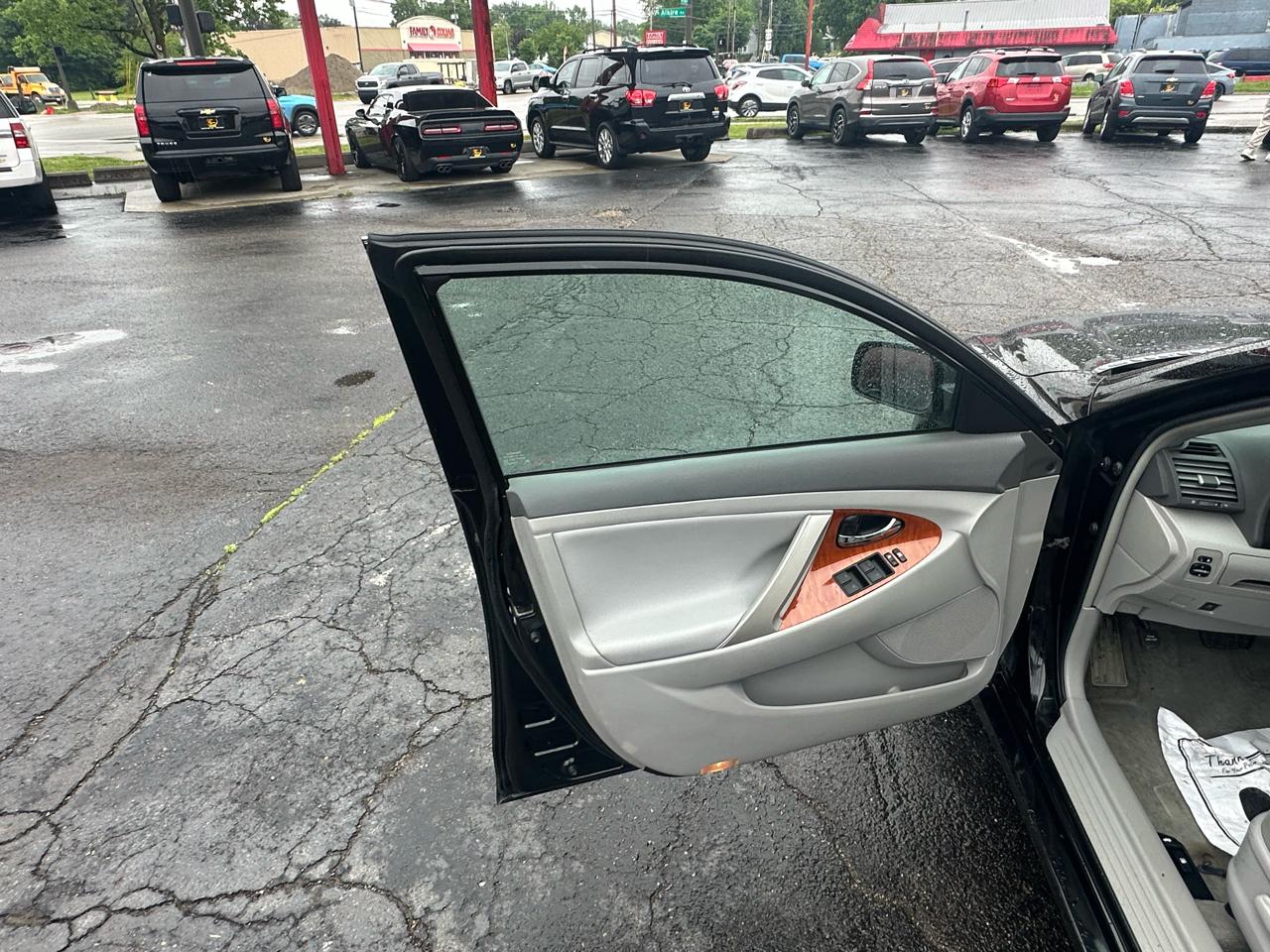 Toyota Camry 4dr Sdn V6 Auto XLE (Natl) 2011