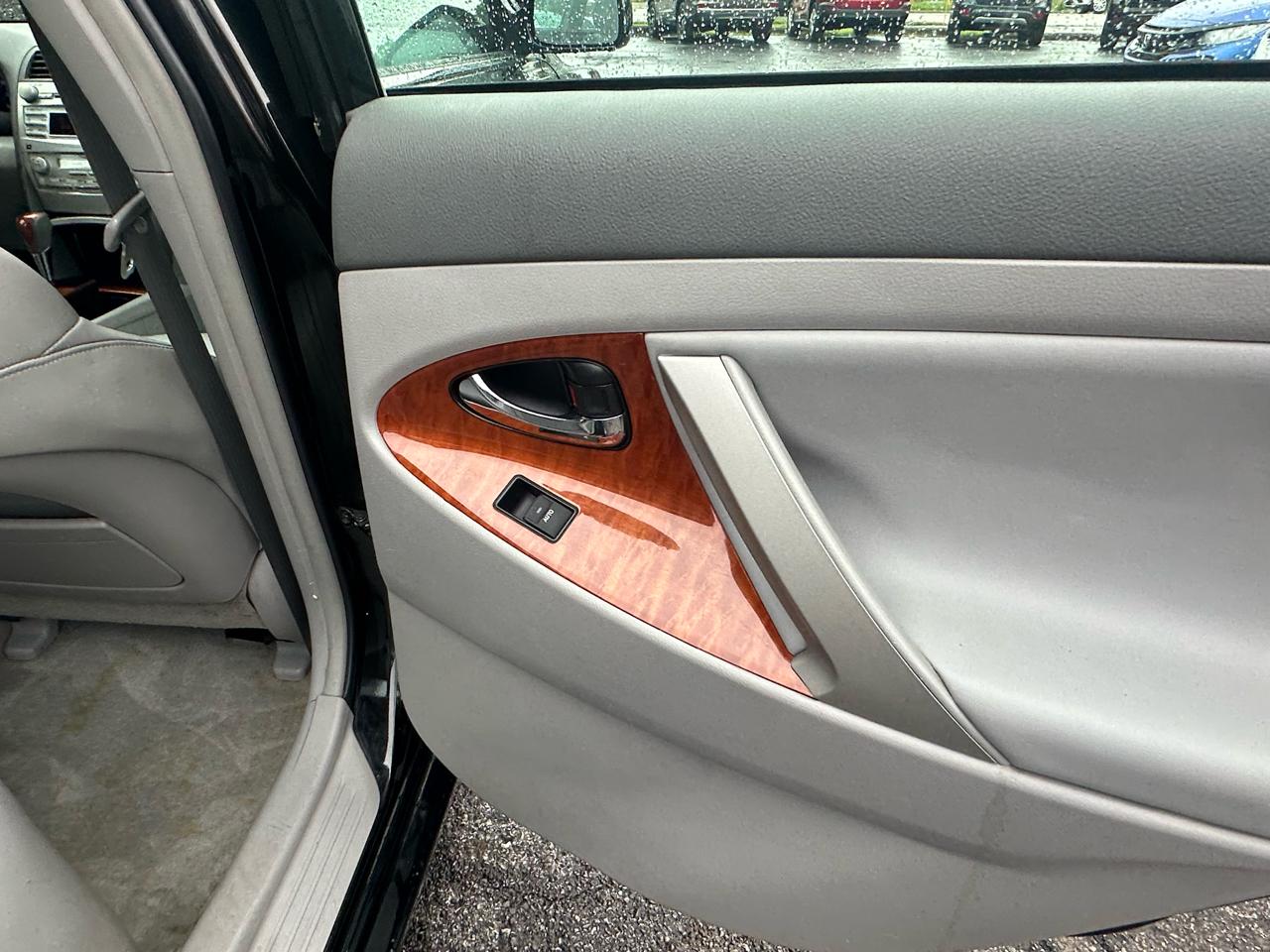 Toyota Camry 4dr Sdn V6 Auto XLE (Natl) 2011
