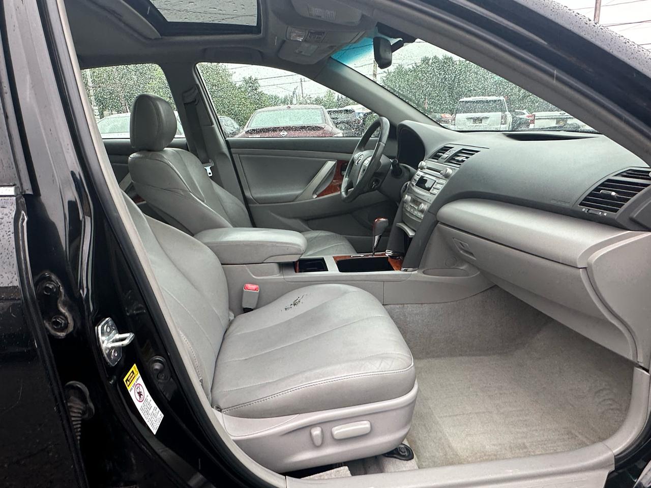 Toyota Camry 4dr Sdn V6 Auto XLE (Natl) 2011
