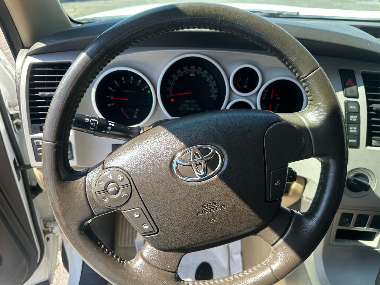 Toyota Tundra 4WD Truck Dbl 5.7L V8 6-Spd AT LTD (Natl) 2009