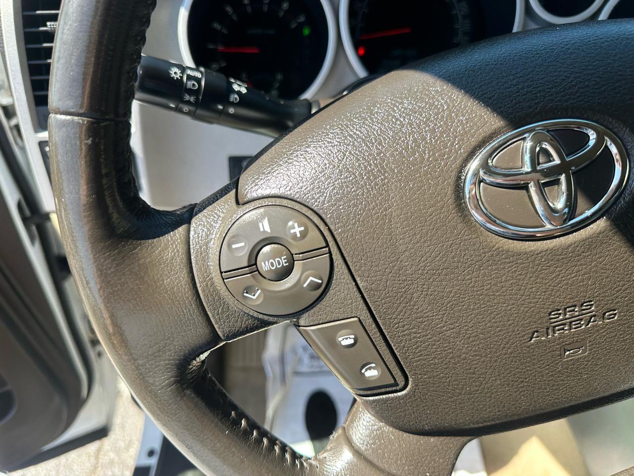 Toyota Tundra 4WD Truck Dbl 5.7L V8 6-Spd AT LTD (Natl) 2009