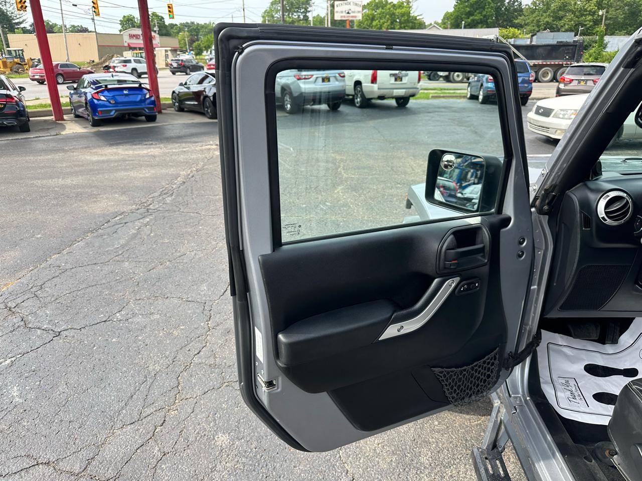 Jeep Wrangler Unlimited 4WD 4dr Sahara 2013