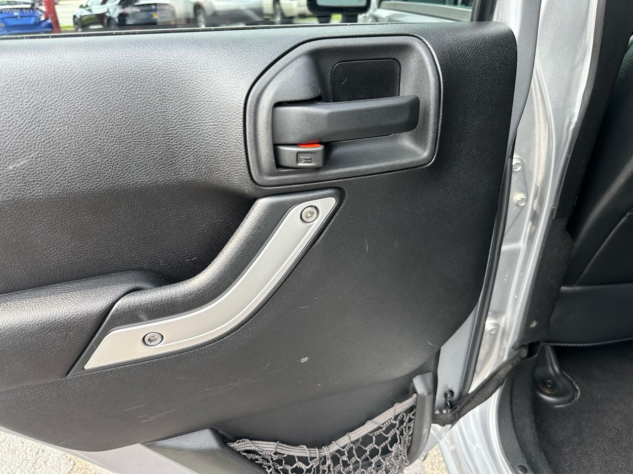 Jeep Wrangler Unlimited 4WD 4dr Sahara 2013