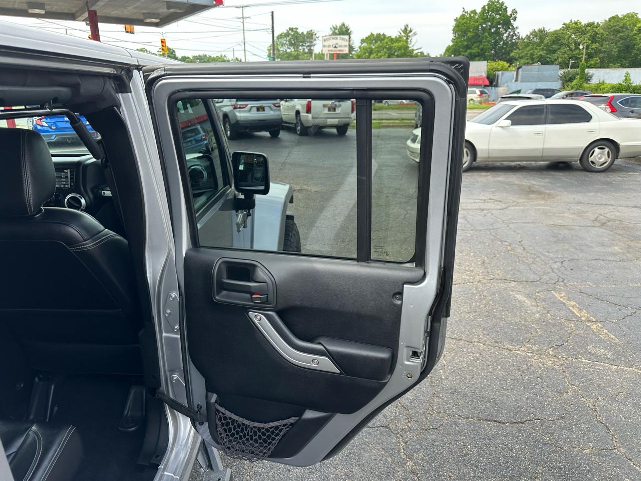 Jeep Wrangler Unlimited 4WD 4dr Sahara 2013