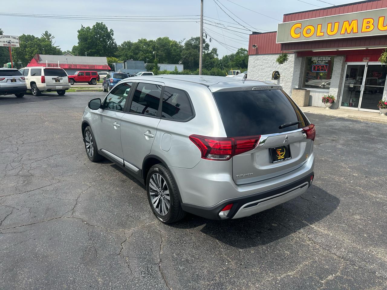 Mitsubishi Outlander ES FWD 2020