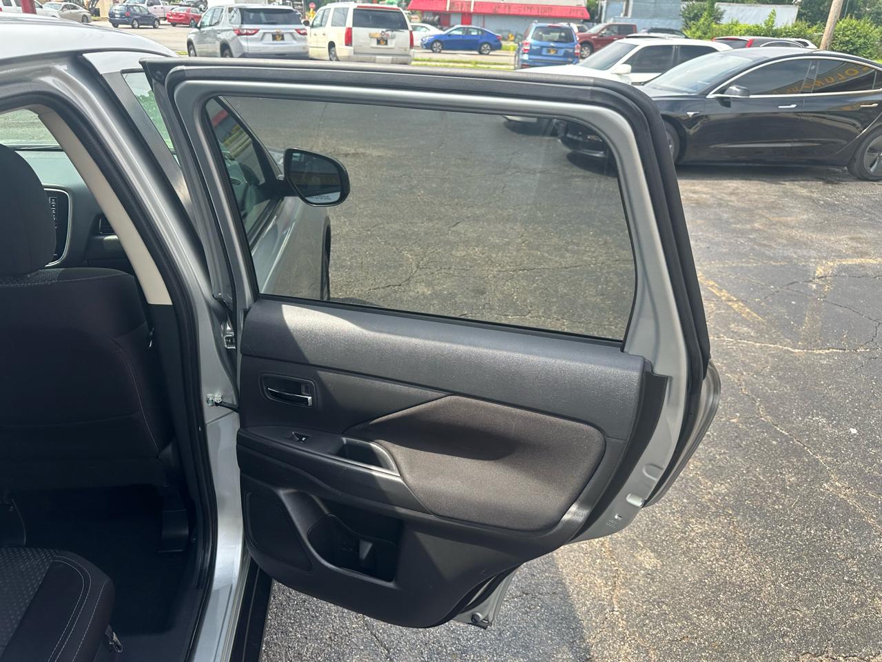 Mitsubishi Outlander ES FWD 2020