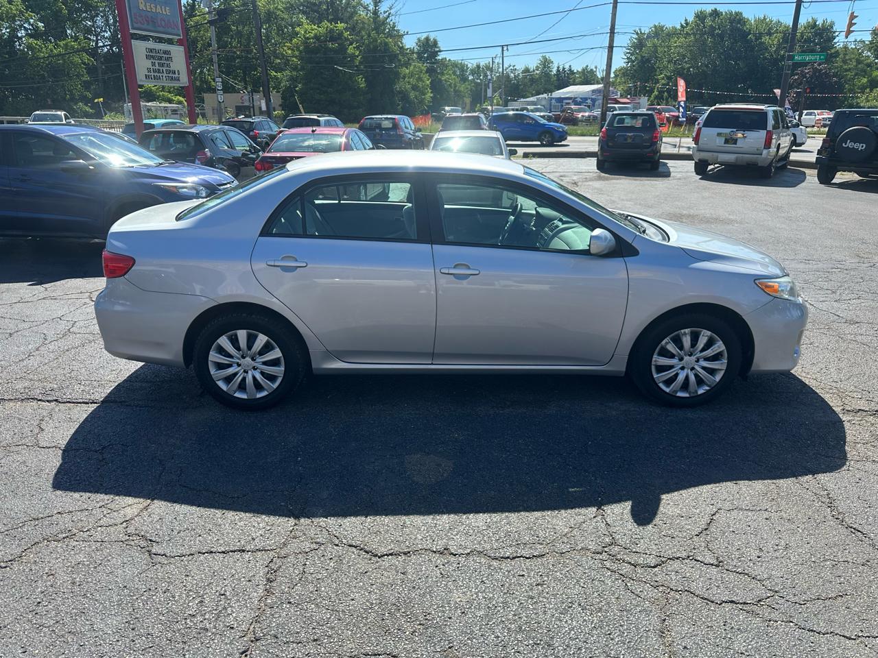 Toyota Corolla 4dr Sdn Auto LE (Natl) 2012