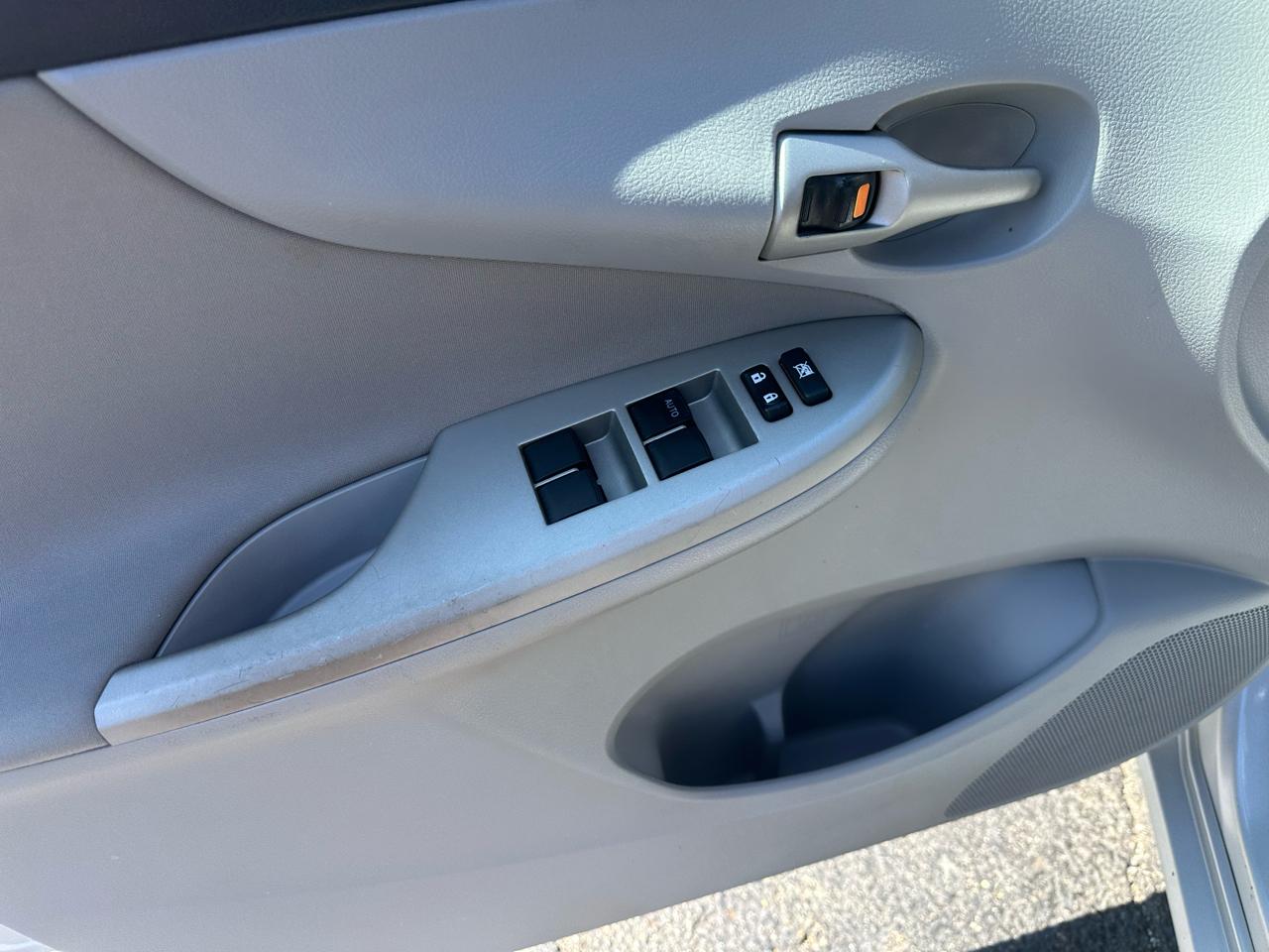 Toyota Corolla 4dr Sdn Auto LE (Natl) 2012