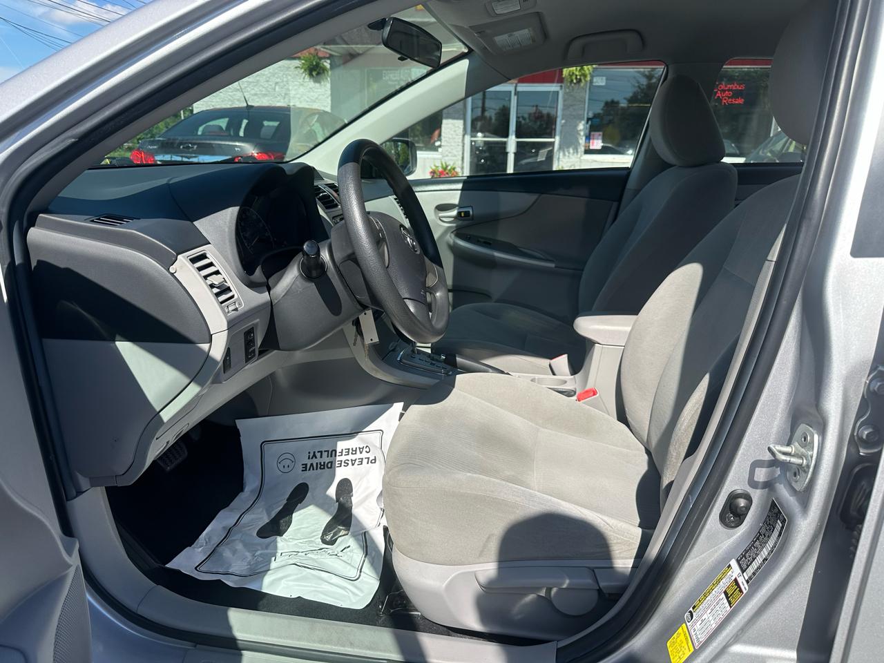 Toyota Corolla 4dr Sdn Auto LE (Natl) 2012