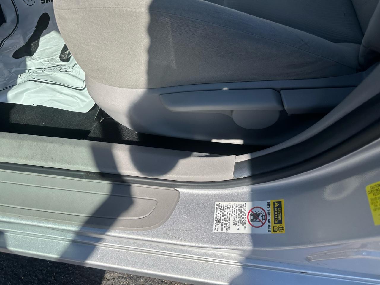 Toyota Corolla 4dr Sdn Auto LE (Natl) 2012