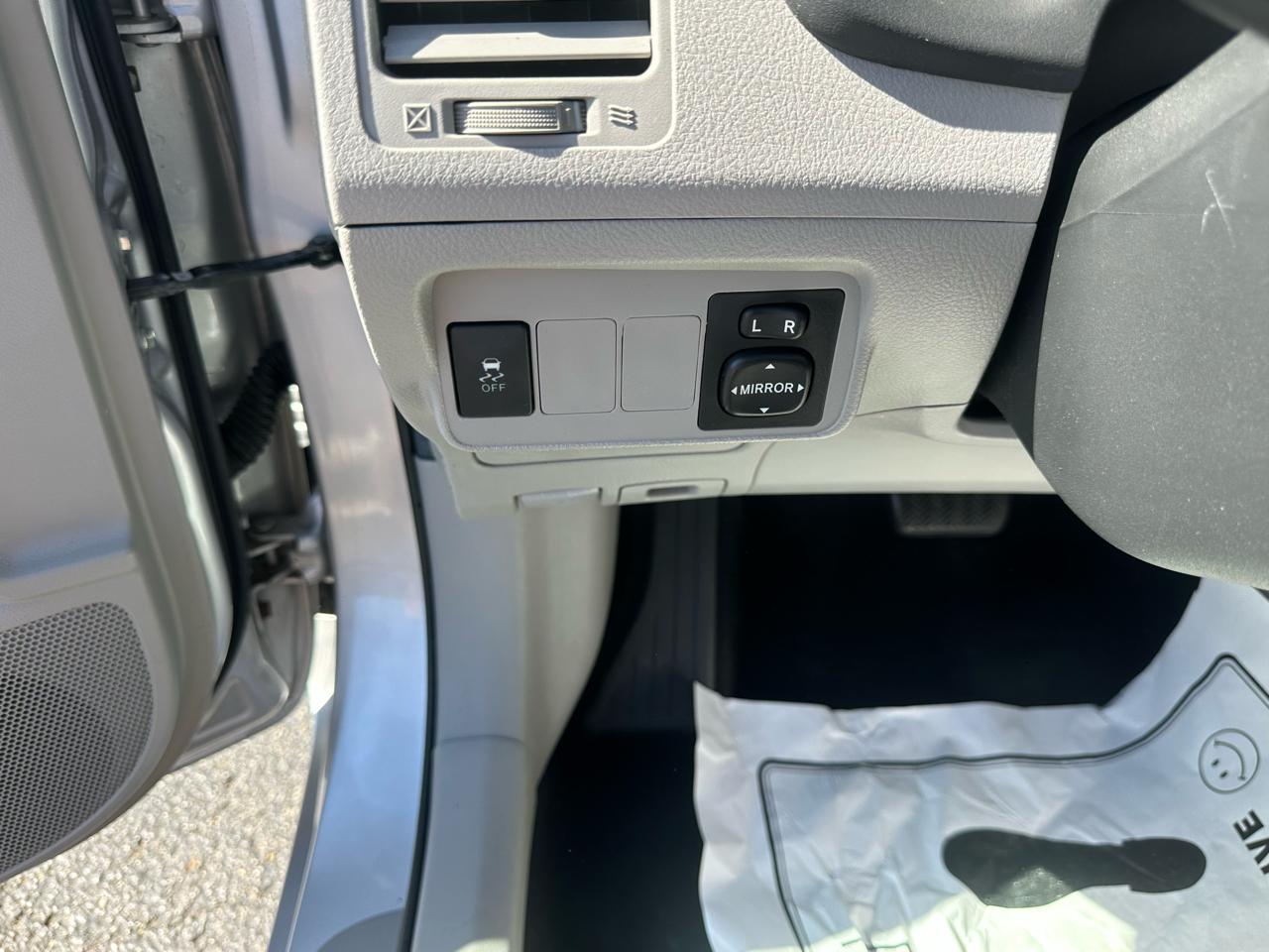 Toyota Corolla 4dr Sdn Auto LE (Natl) 2012