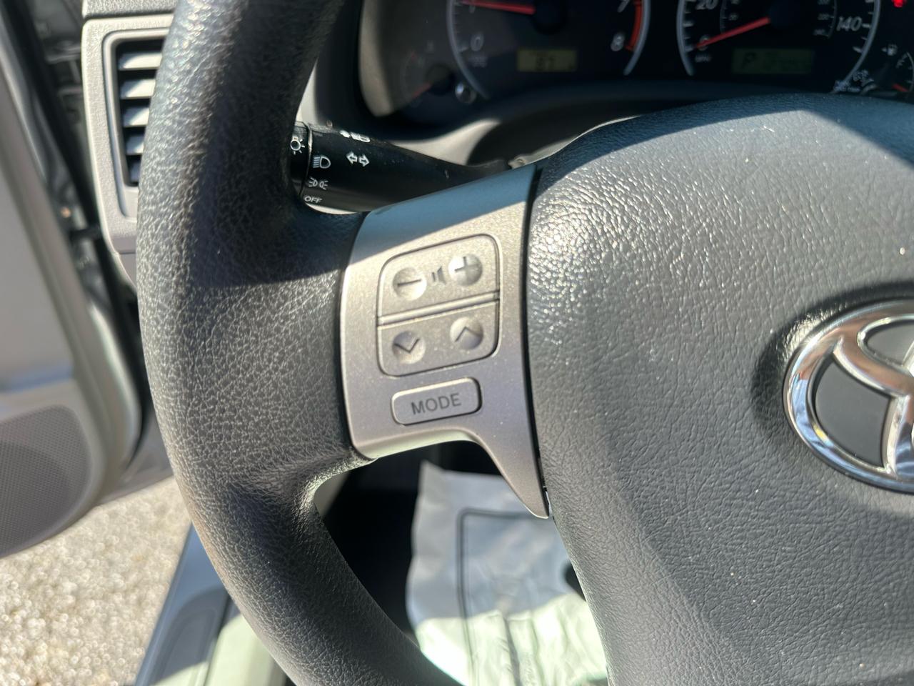 Toyota Corolla 4dr Sdn Auto LE (Natl) 2012