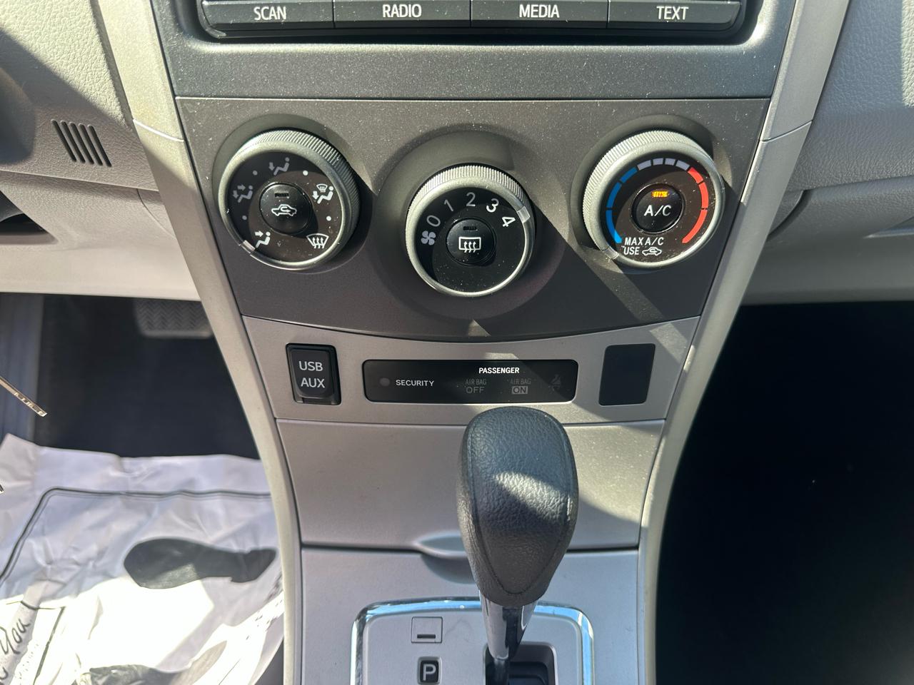 Toyota Corolla 4dr Sdn Auto LE (Natl) 2012