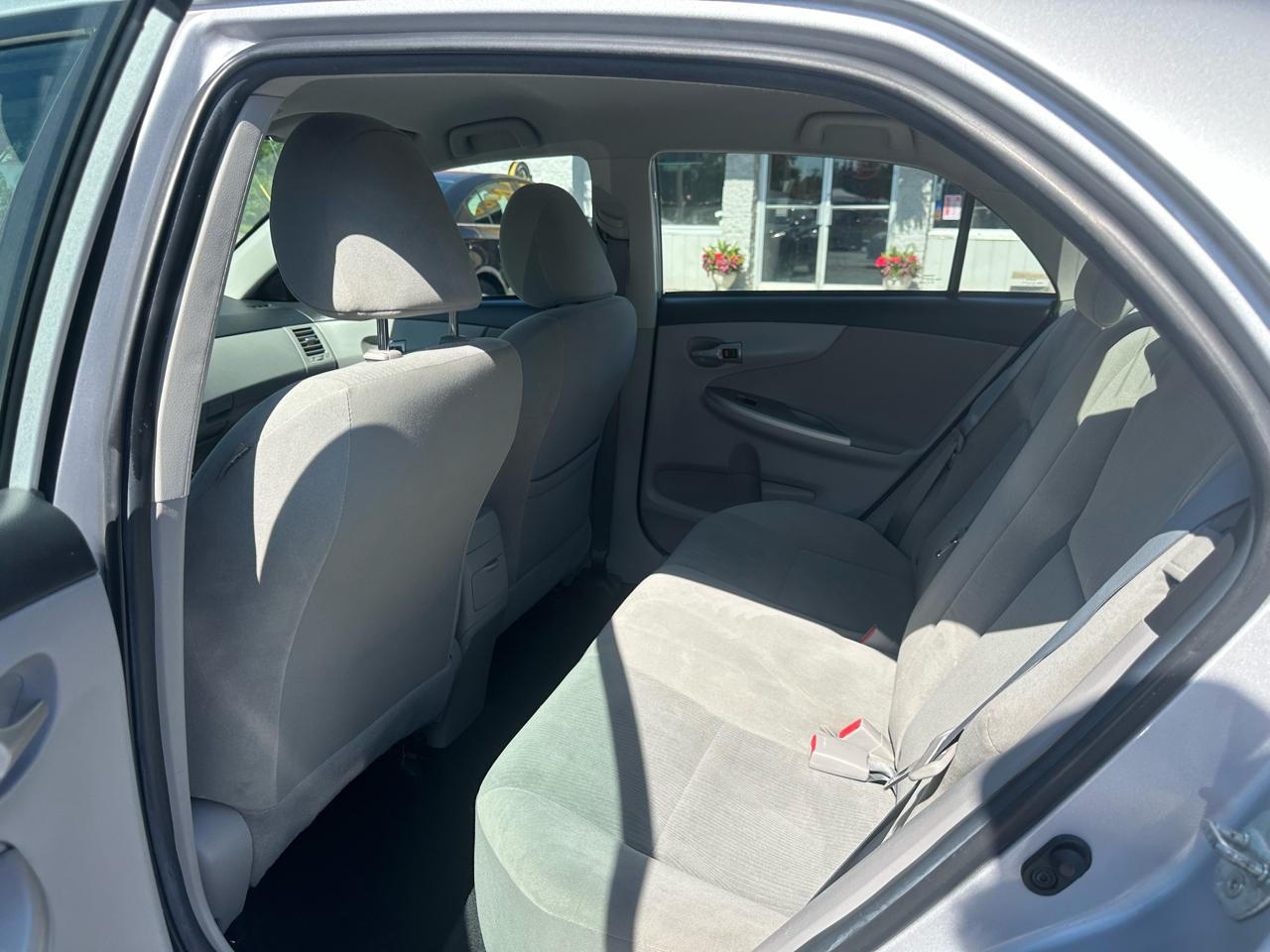 Toyota Corolla 4dr Sdn Auto LE (Natl) 2012