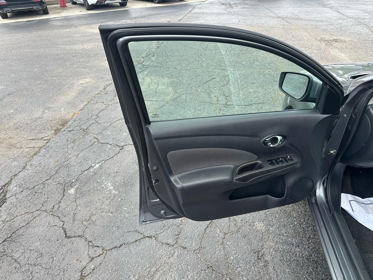 Nissan Versa 4dr Sdn CVT 1.6 SV 2016