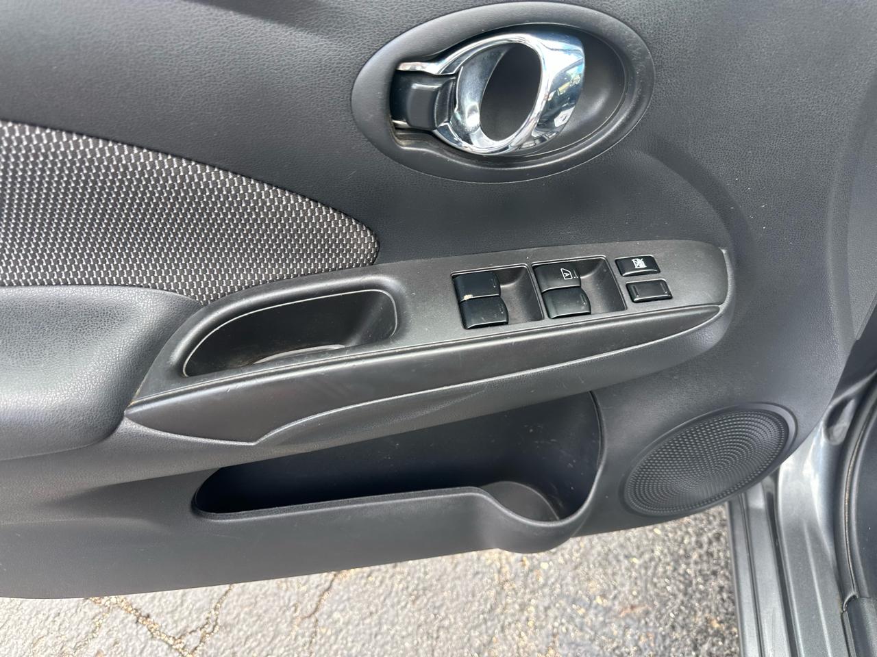 Nissan Versa 4dr Sdn CVT 1.6 SV 2016