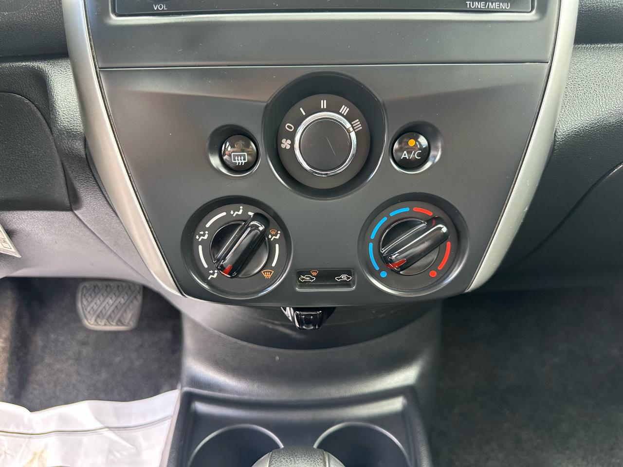 Nissan Versa 4dr Sdn CVT 1.6 SV 2016