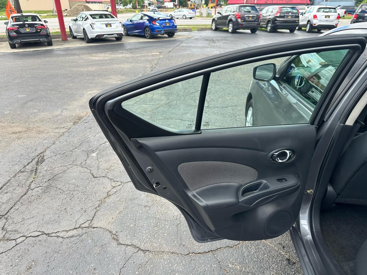 Nissan Versa 4dr Sdn CVT 1.6 SV 2016