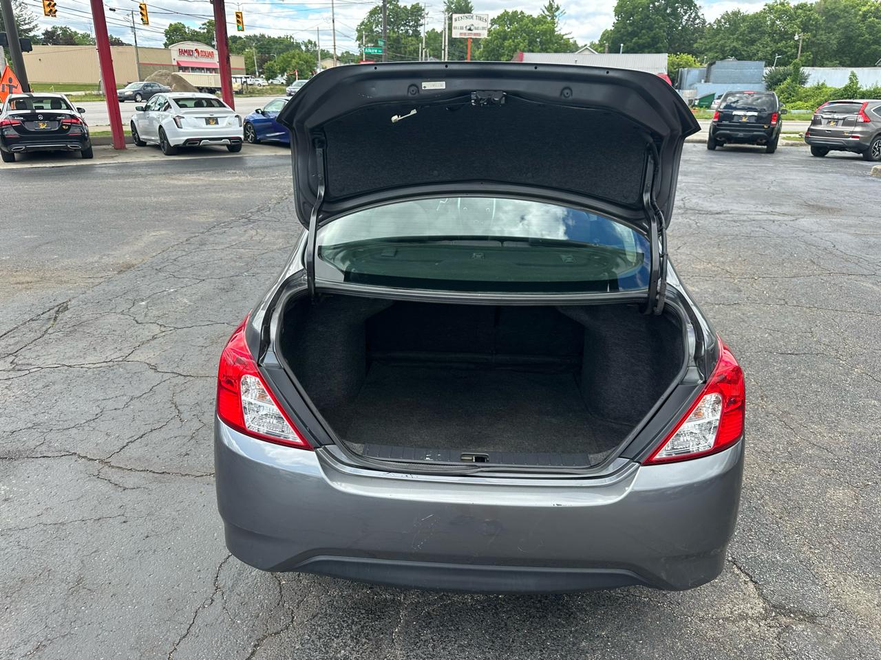 Nissan Versa 4dr Sdn CVT 1.6 SV 2016