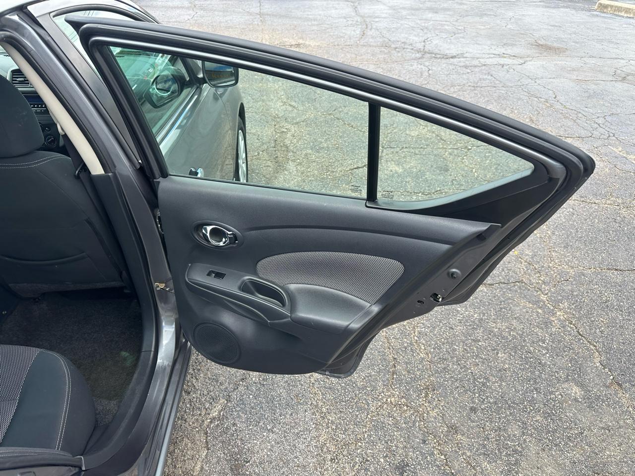 Nissan Versa 4dr Sdn CVT 1.6 SV 2016