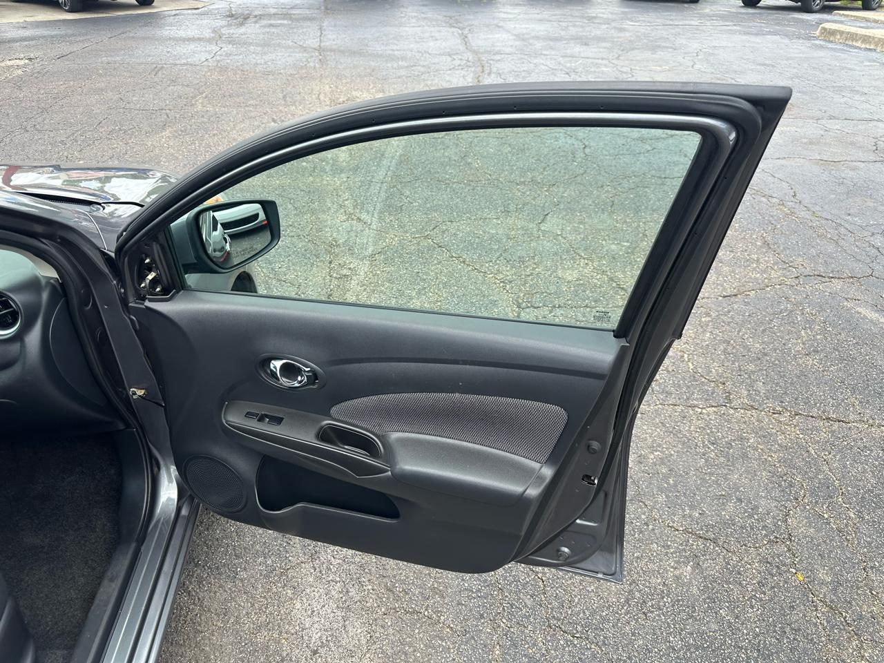 Nissan Versa 4dr Sdn CVT 1.6 SV 2016
