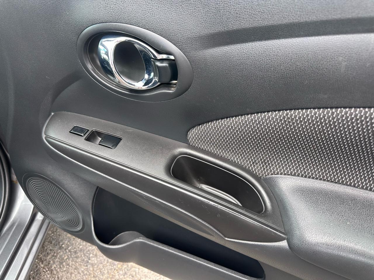 Nissan Versa 4dr Sdn CVT 1.6 SV 2016