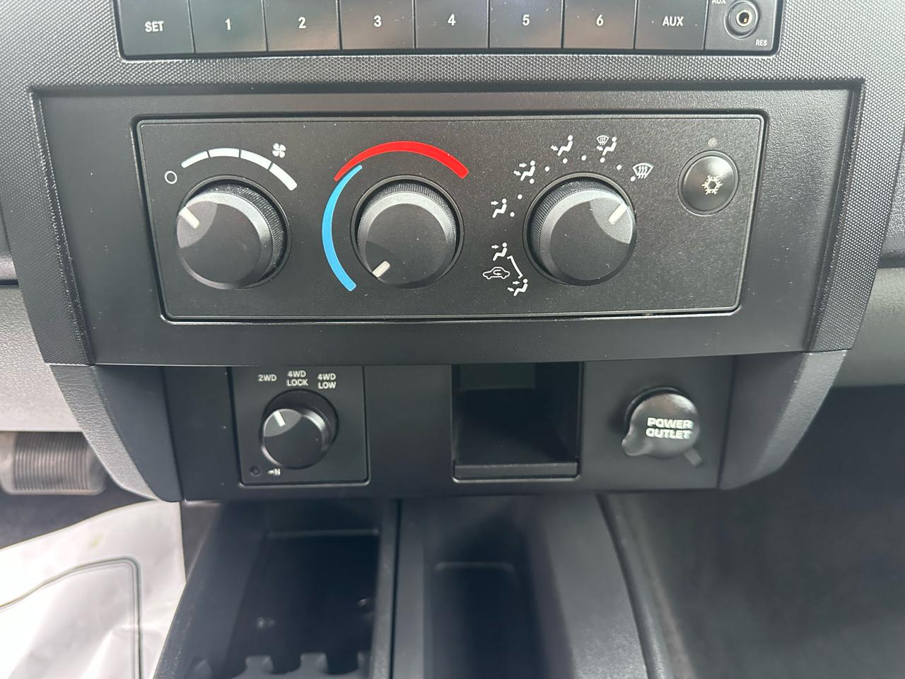 Dodge Dakota 4WD Crew Cab SXT 2008