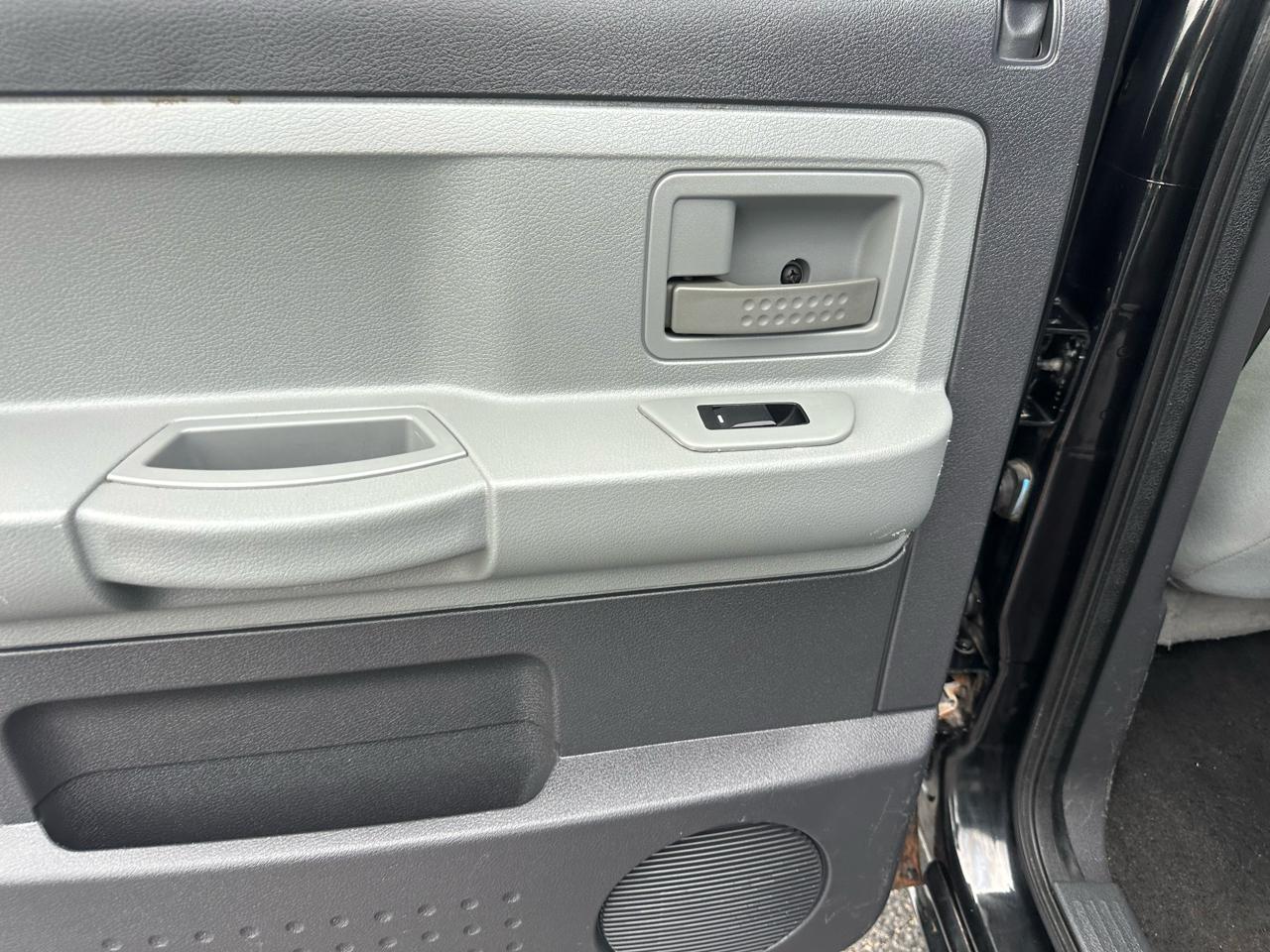Dodge Dakota 4WD Crew Cab SXT 2008
