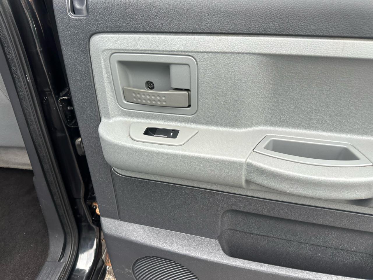 Dodge Dakota 4WD Crew Cab SXT 2008