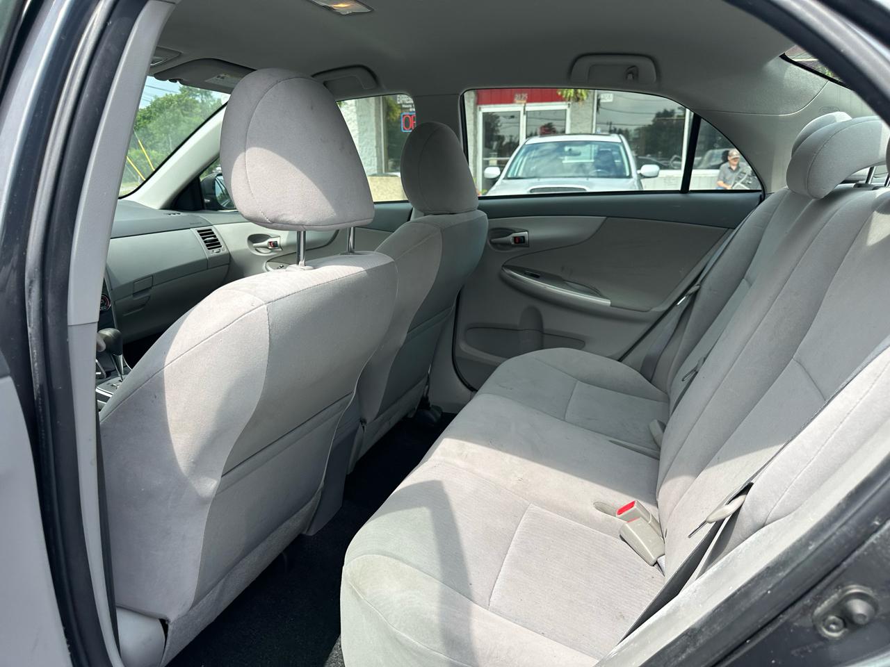 Toyota Corolla 4dr Sdn Man (Natl) 2010