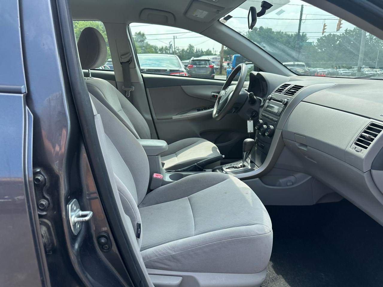 Toyota Corolla 4dr Sdn Man (Natl) 2010