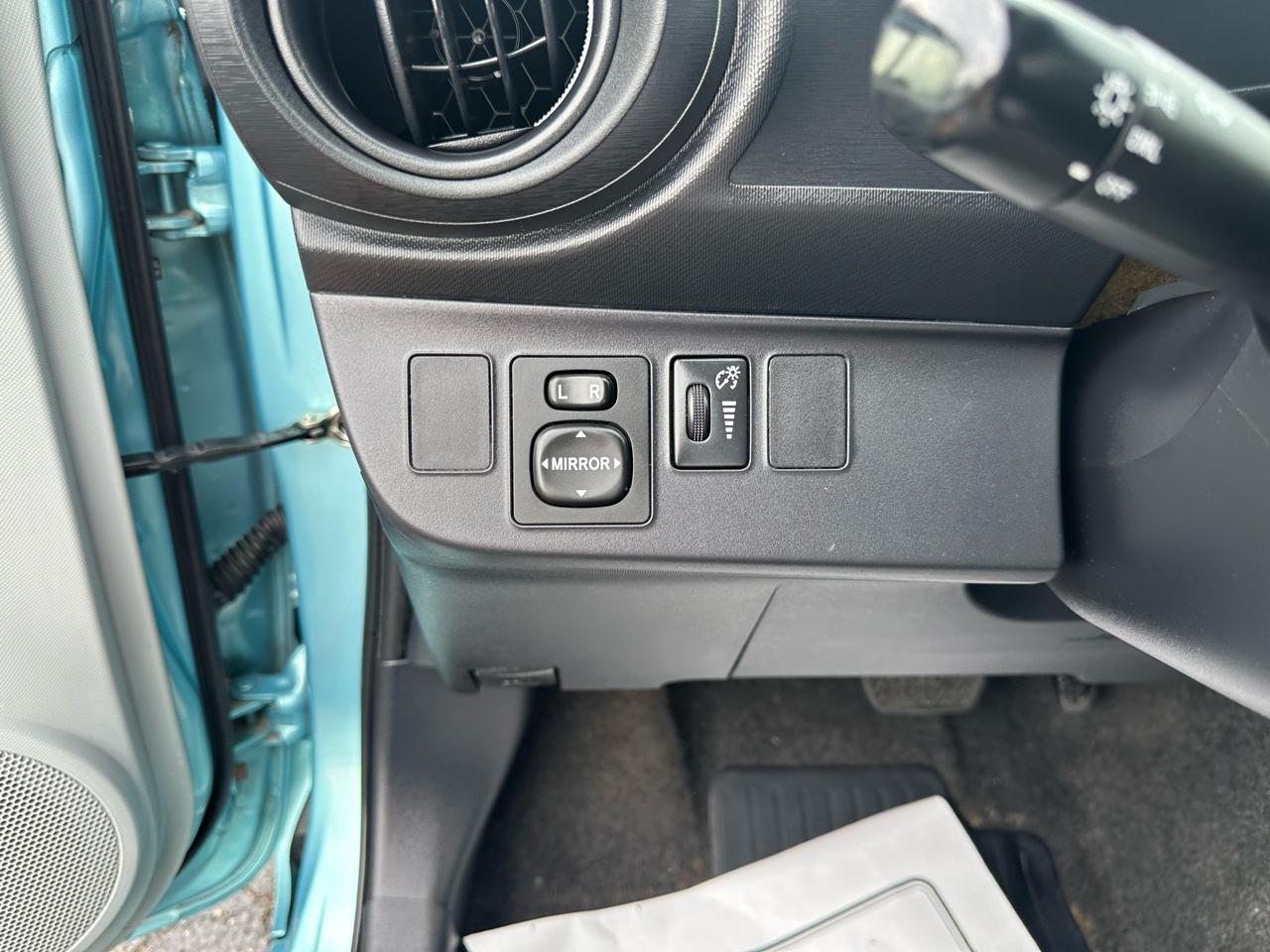 Toyota Prius c 5dr HB Three (Natl) 2013
