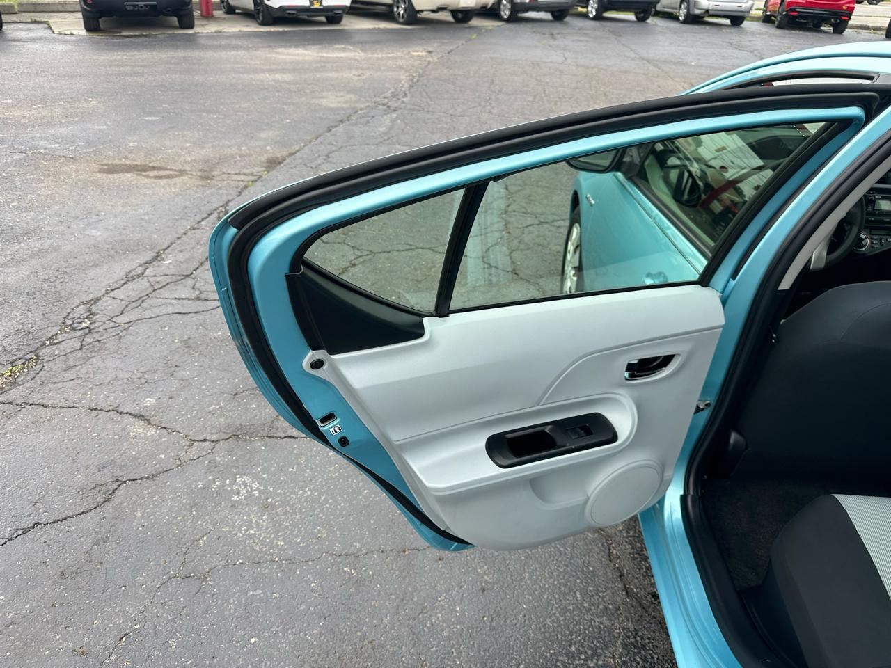 Toyota Prius c 5dr HB Three (Natl) 2013